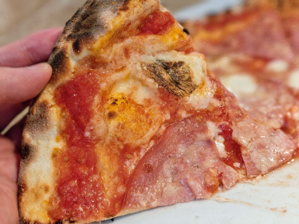 八幡山のPizzeria Romana la Bufalaのモルタデッラとスモークしたモッツァレラとトマトソースのピッツァ