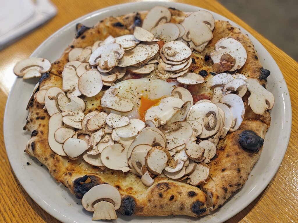 PIZZA MAFIA TOKYO 桜新町のマッシュルームのビスマルク