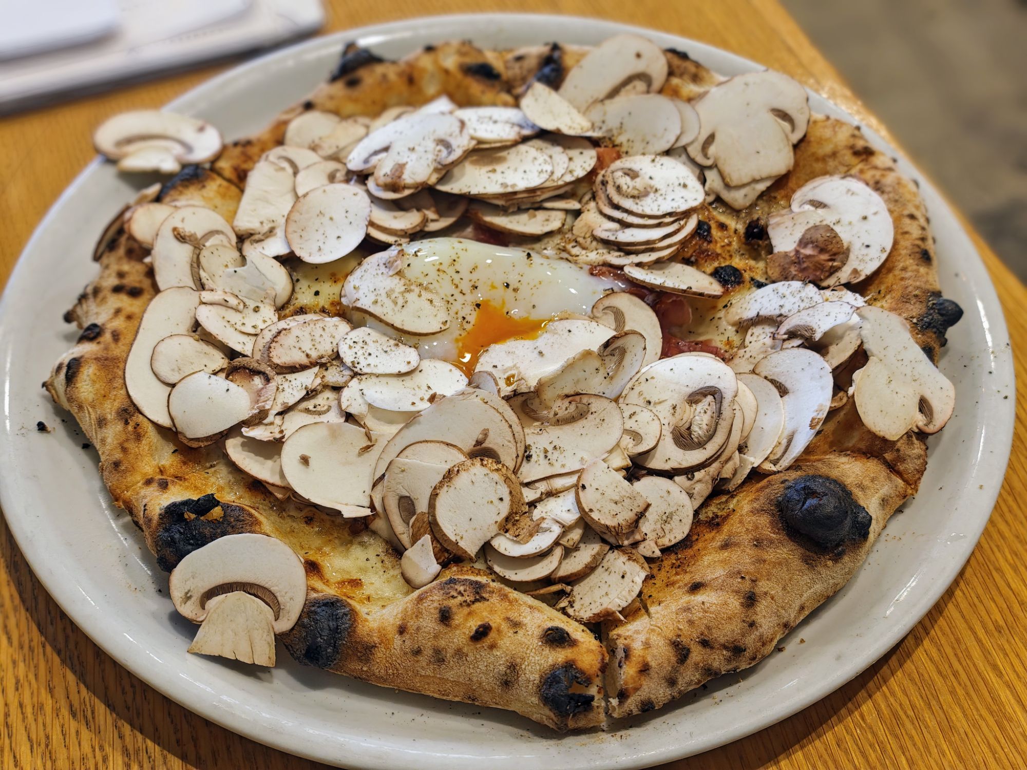 PIZZA MAFIA TOKYO 桜新町のマッシュルームのビスマルク