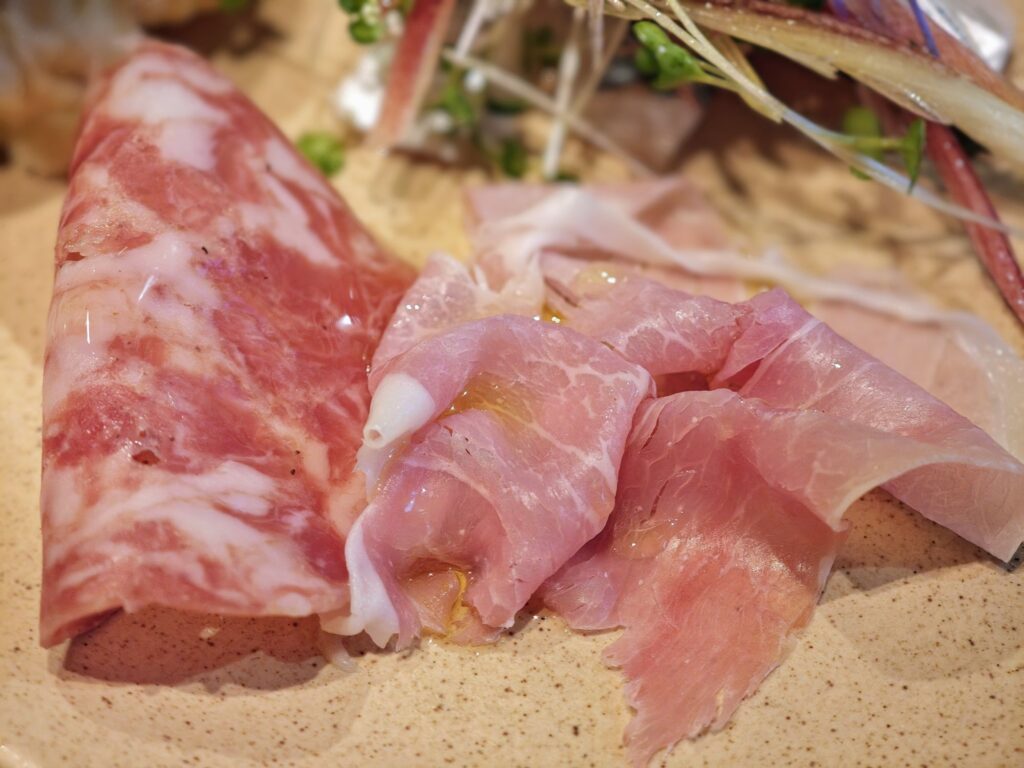 松陰神社前のPizzeria NeNeの生ハムとサラミ