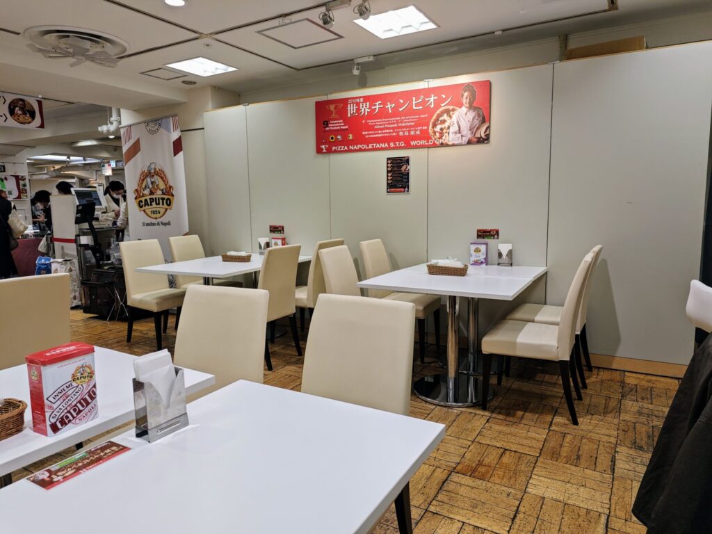 「イタリア展 日本橋三越本店 2025」<ヴィンチェンツォ カプアーノ×ソロピッツァ ナポレターナ>コラボレーションのイートインスペース