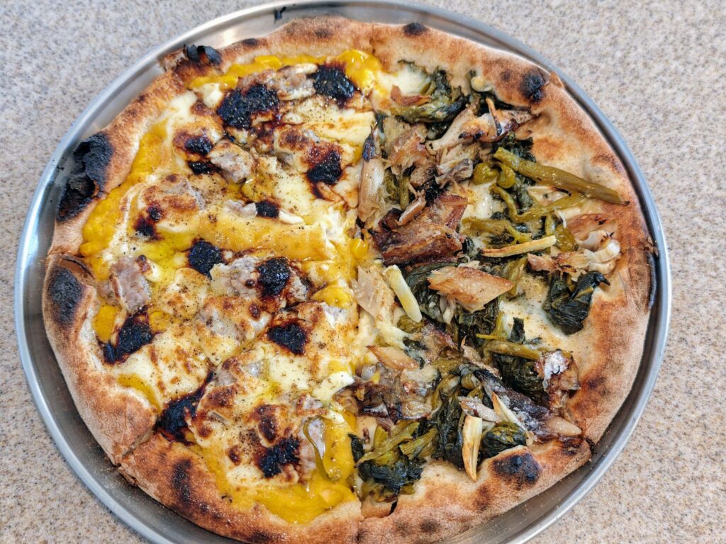 神楽坂「CRAZY PIZZA SQUARE」のハーフ&ハーフピッツァ(マヨコーン&サバみりん)