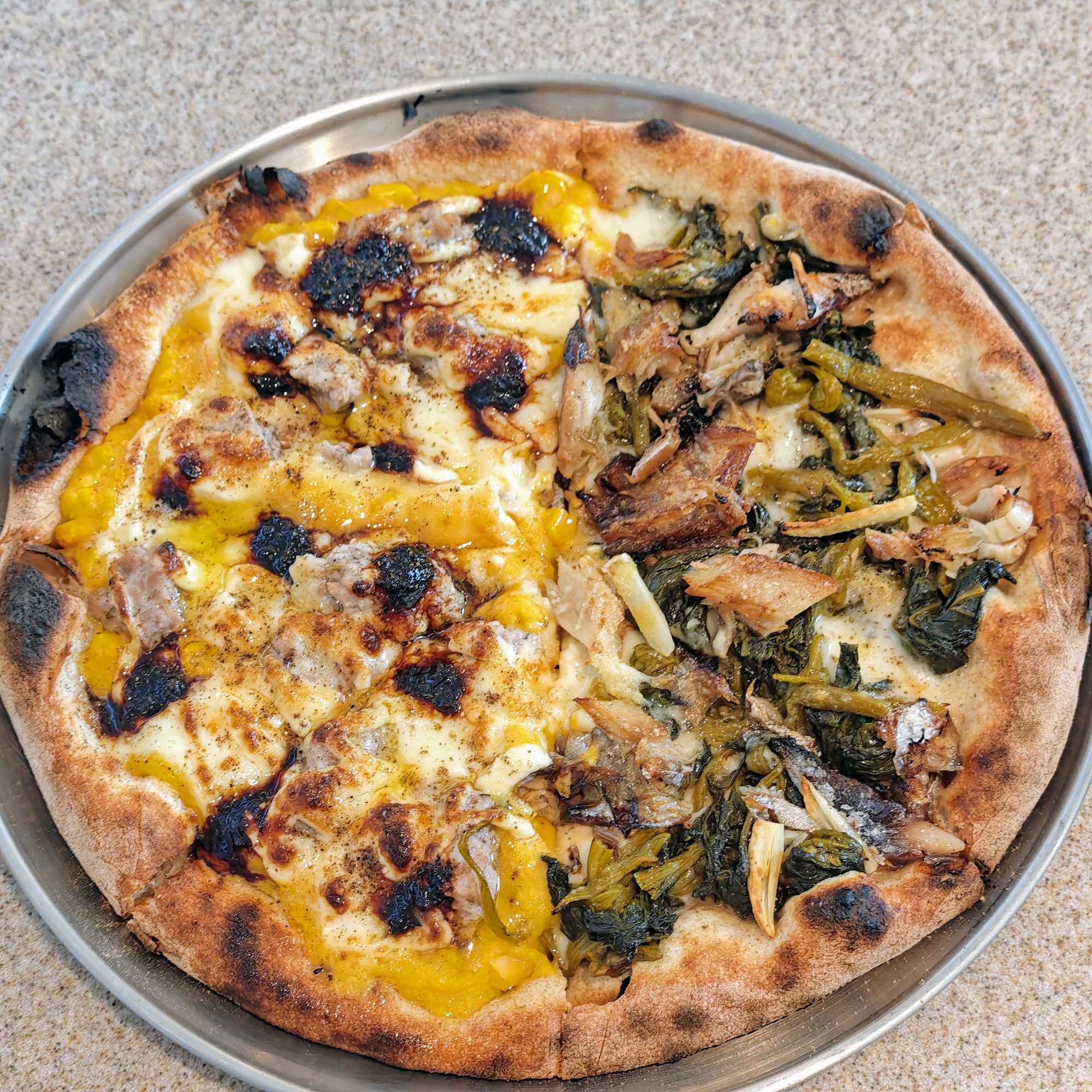 神楽坂「CRAZY PIZZA SQUARE」のハーフ＆ハーフピッツァ（マヨコーン＆サバみりん）
