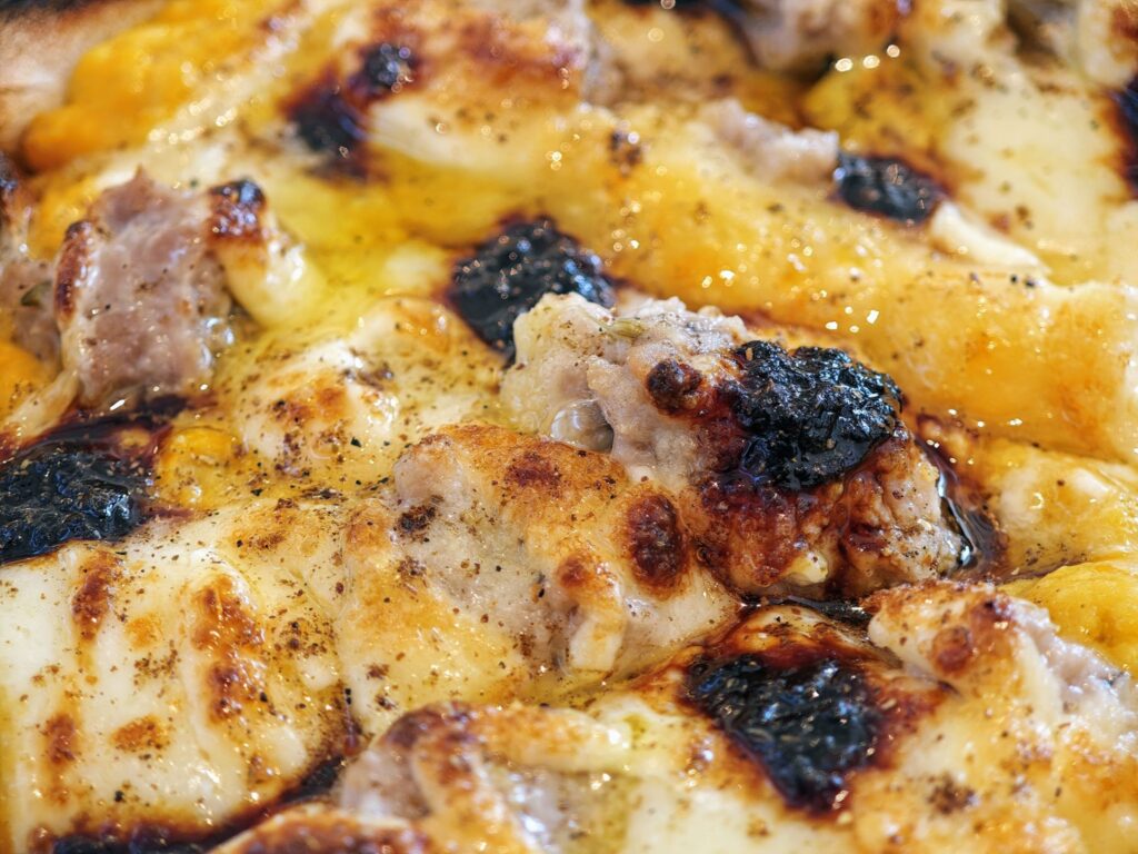 神楽坂「CRAZY PIZZA SQUARE」のハーフ&ハーフピッツァ(マヨコーン&サバみりん)