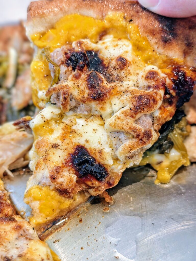 神楽坂「CRAZY PIZZA SQUARE」のハーフ&ハーフピッツァ(マヨコーン&サバみりん)