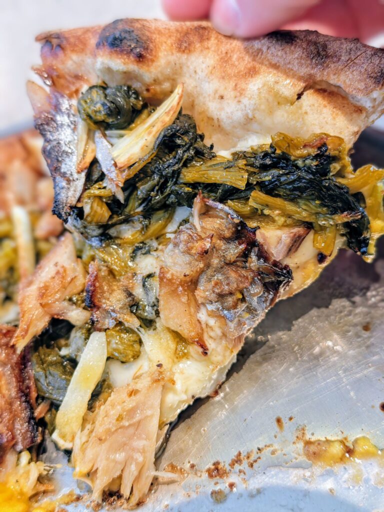 神楽坂「CRAZY PIZZA SQUARE」のハーフ&ハーフピッツァ(マヨコーン&サバみりん)
