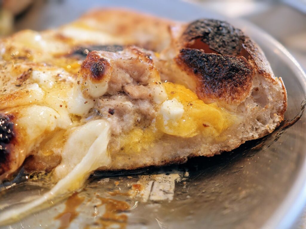 神楽坂「CRAZY PIZZA SQUARE」のハーフ&ハーフピッツァ(マヨコーン&サバみりん)