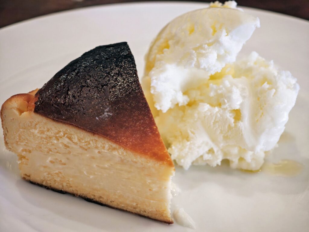 御嶽山「ピッツェリア ファッブリカ 1090」のチーズケーキ ミルクジェラート添え