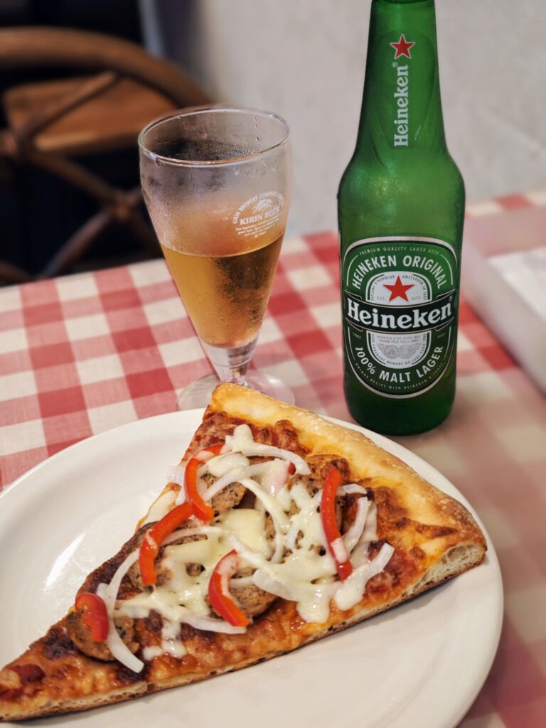 王子「ラッコズ ニューヨークスタイルピザ (ROCCO'S NEW YORK STYLE PIZZA)」のピザとビール
