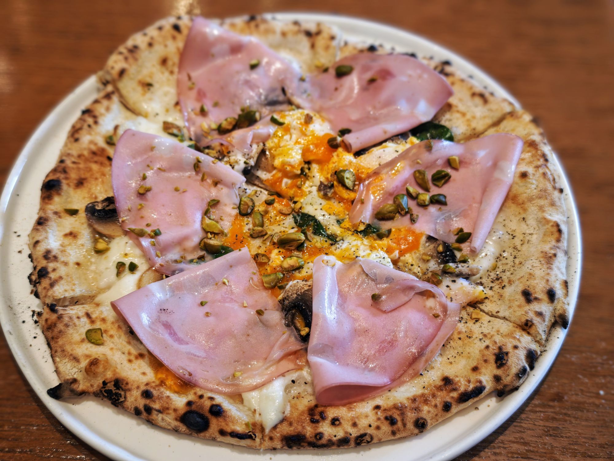 白金高輪「PIZZA SALVATORE CUOMO 白金 」の徳島県産濃密タマゴとモルタデラのビスマルク　ピスタチオを散らして