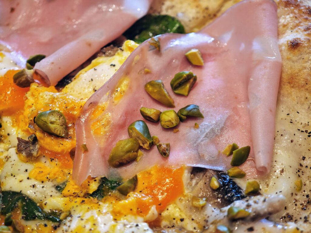 白金高輪「PIZZA SALVATORE CUOMO 白金 」の徳島県産濃密タマゴとモルタデラのビスマルク ピスタチオを散らして