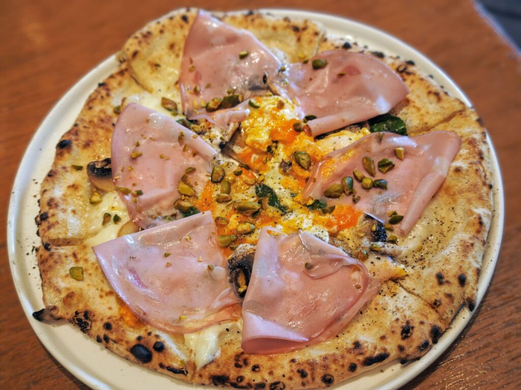白金高輪「PIZZA SALVATORE CUOMO 白金 」の徳島県産濃密タマゴとモルタデラのビスマルク ピスタチオを散らして