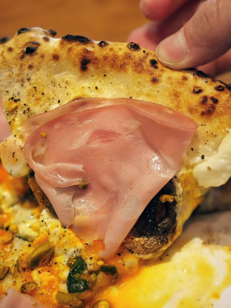 白金高輪「PIZZA SALVATORE CUOMO 白金 」の徳島県産濃密タマゴとモルタデラのビスマルク ピスタチオを散らして