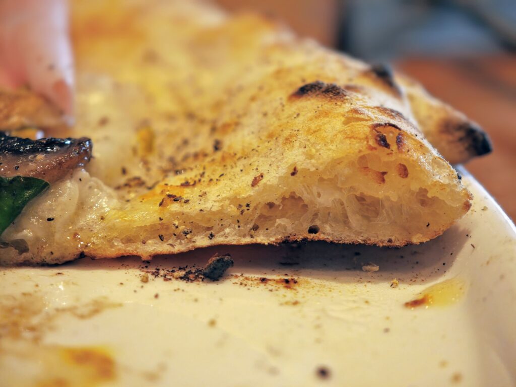 白金高輪「PIZZA SALVATORE CUOMO 白金 」の徳島県産濃密タマゴとモルタデラのビスマルク ピスタチオを散らして